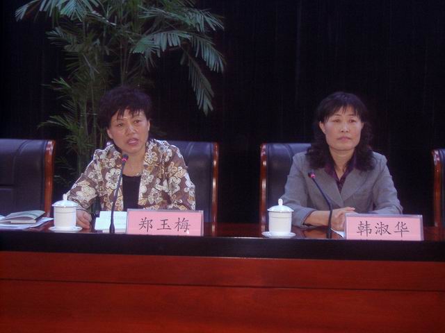 在启动仪式上，“法律进家庭”宣讲团成员、市委党校法学教研室副教授韩淑华做了首场“法律进家庭”报告，市妇联副主席郑玉梅主持了报告会