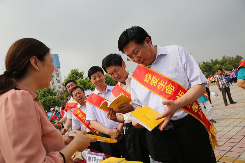 1435292589650010.jpg 市禁毒委领导接见参加宣传工作人员_副本.jpg