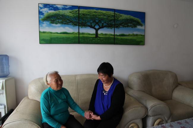 1445043140749391.jpg 顾希荣陪婆婆拉家常.JPG