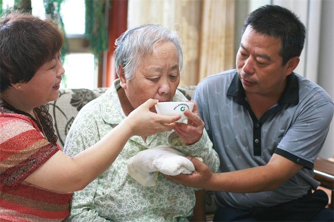 李清胜与妻子一起给患病的岳母喂饭.JPG