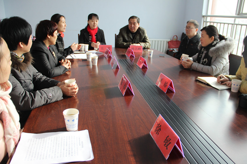 1453858082923620.jpg 听取汇报_副本.jpg