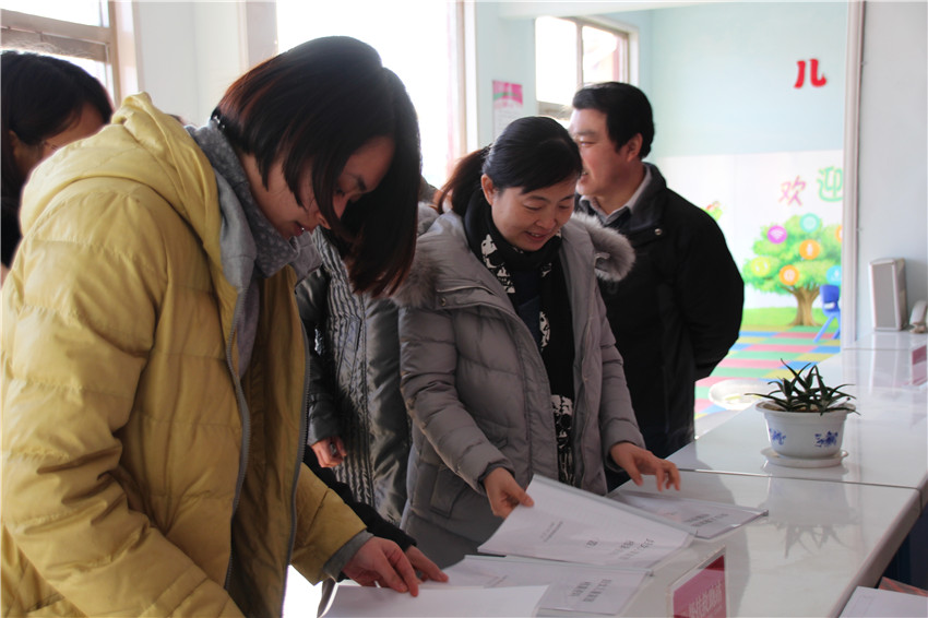 1453858436397633.jpg 认真查阅资料.jpg