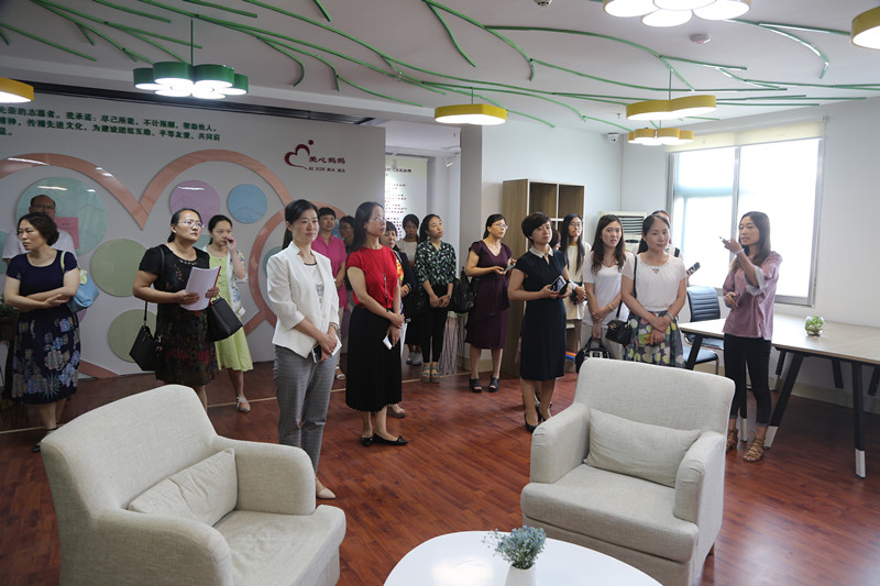 1498099103127856.jpg 2参观爱心妈妈工作室_副本.jpg