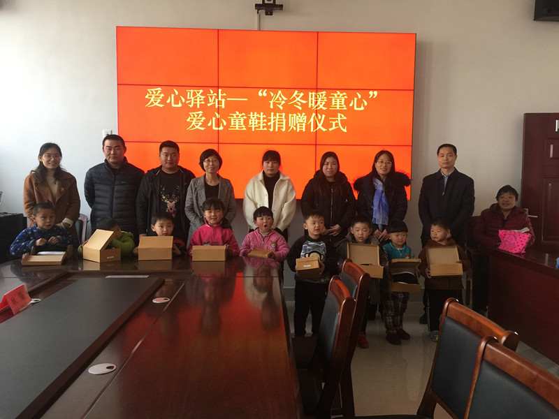 1548727568949709.jpg 6瞧,叔叔阿姨们给“变”出了一双双新鞋子,开心吗?_副本.jpg