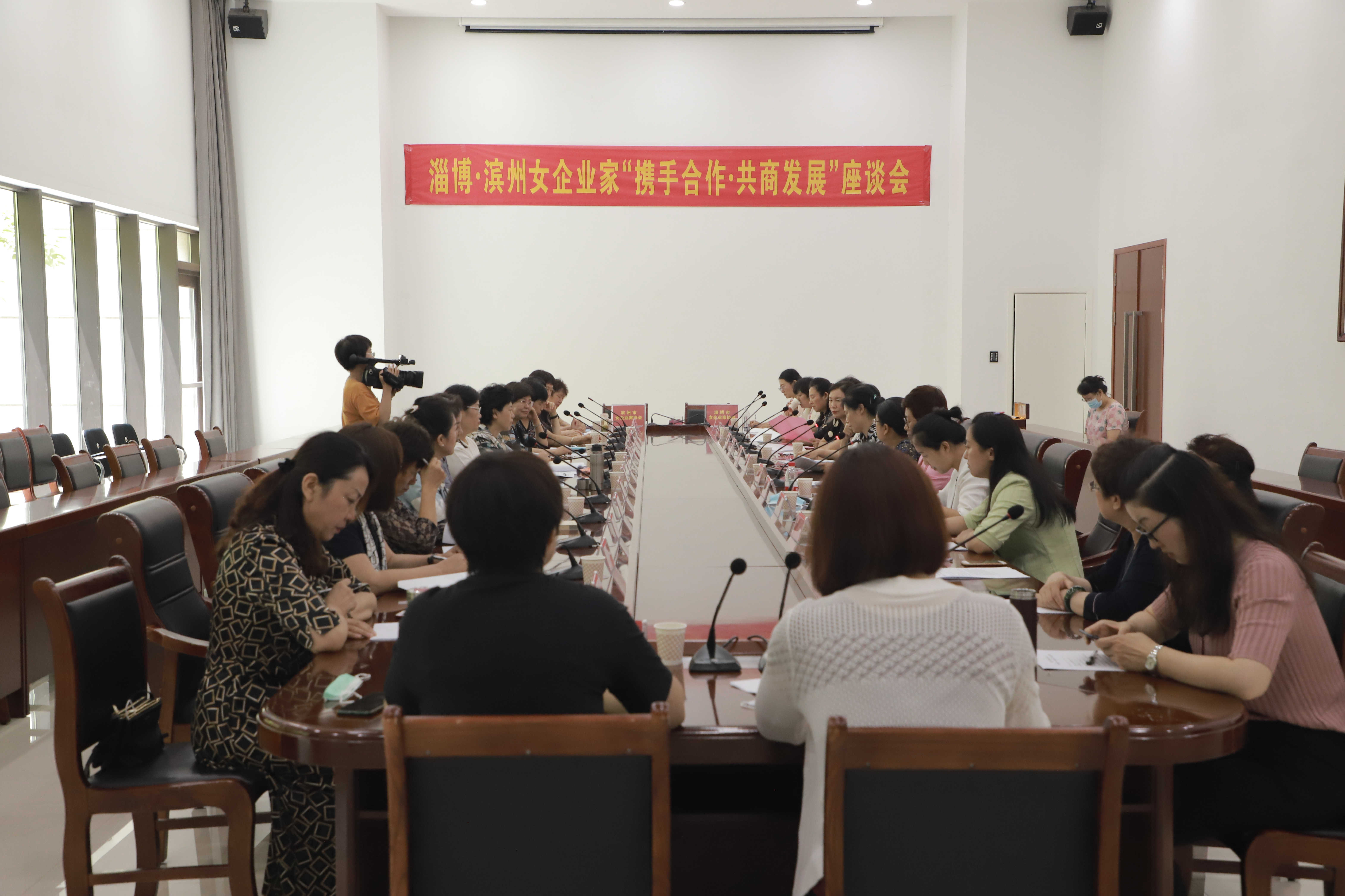 1594368751269162.jpg 1-座谈会全景图片_副本.jpg