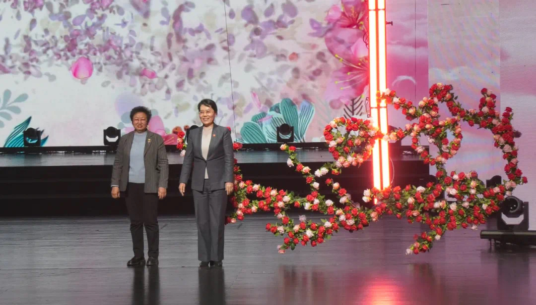 1744078749318639.jpg 爱心妈妈协会爱传递仪式.jpg